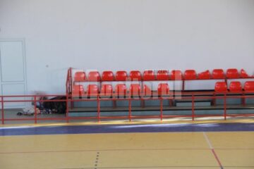 Saci menajeri și scaune rupte