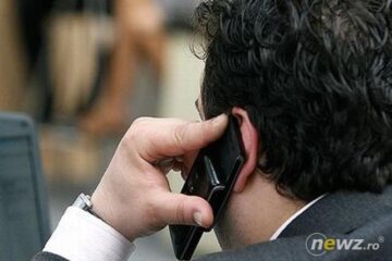 Femeia a fost sunată de un tânăr care i-a spus că este fiul ei și a avut un accident, după care „avocatul” acestuia a început să-i ceară bani