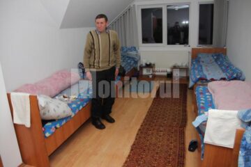Zeci de oameni ai străzii se adăpostesc, noapte de noapte, la Centrul social „Sf. Vineri”
