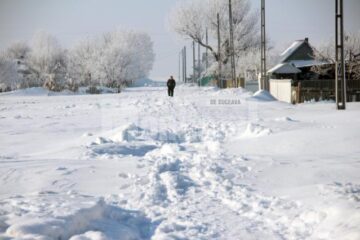Ulița era acoperită de nămeți dinainte de sărbătorile de Crăciun