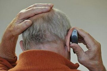 După ce a văzut că escrocheria a reușit, țeparul a mai sunat o dată și a mai cerut 8.000 de lei. Foto: CORBIS