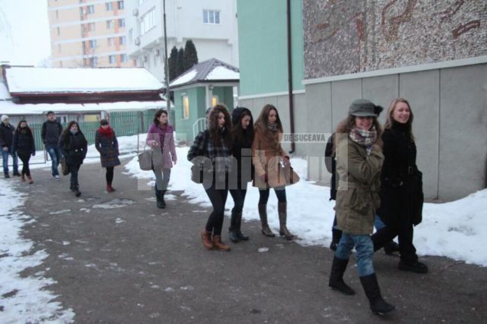 Elevii suceveni au început de ieri cursurile celui de-al doilea semestru al anului școlar 2012-2013 Elevii suceveni au început de ieri cursurile celui de-al doilea semestru al anului școlar 2012-2013