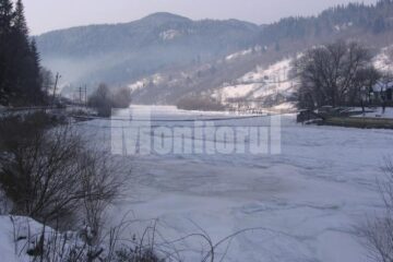 Pe râurile din zona de munte, există poduri de gheață întinse pe 20 sau chiar 30 de km