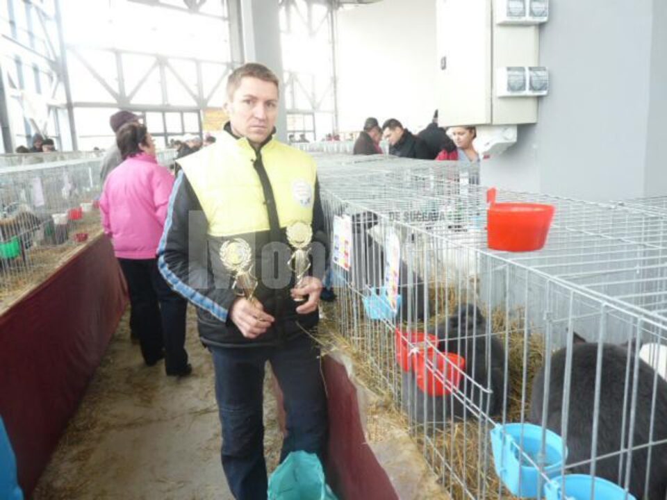 Ioan Cristian Câtea a reprezentat la concursul de la Craiova Asociația crescătorilor de păsări și mamifere mici de curte „Fantezia – Țara de Sus” Ioan Cristian Câtea a reprezentat la concursul de la Craiova Asociația crescătorilor de păsări și mamifere mici de curte „Fantezia – Țara de Sus”