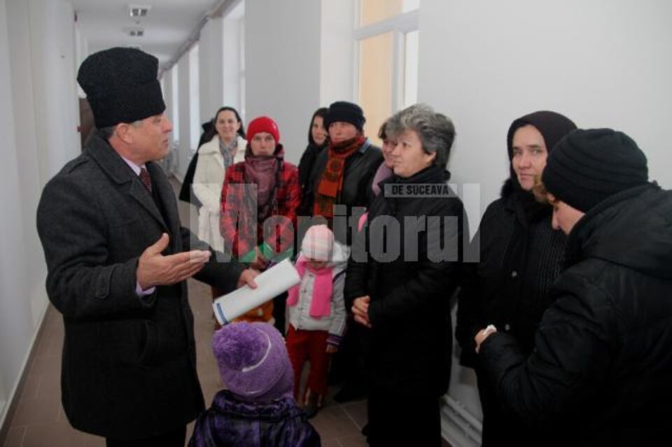Primarul Anton Curic le explică părinților situația