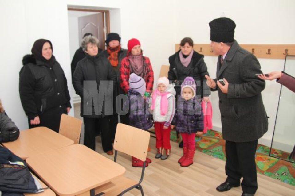 Primarul Anton Curic le explică părinților situația
