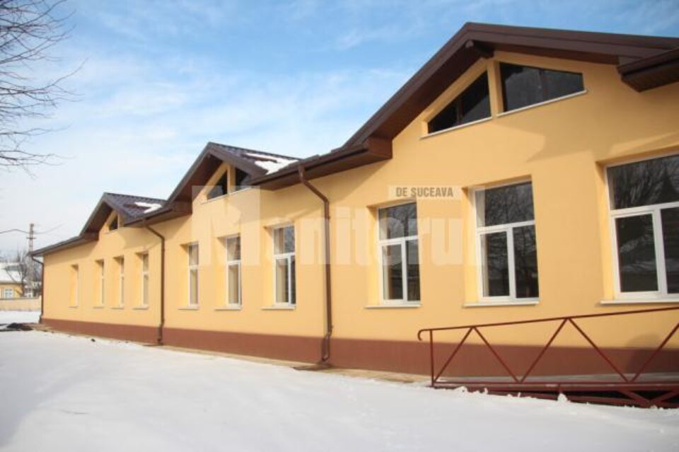 Școala cu clasele I- IV Nr. 2, o clădire renovată și modern utilată, stă nefolosită