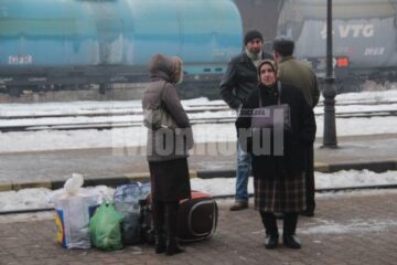 O parte a călătorilor au înghețat pe peron în așteptarea trenului