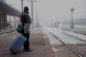 O parte a călătorilor au înghețat pe peron în așteptarea trenului