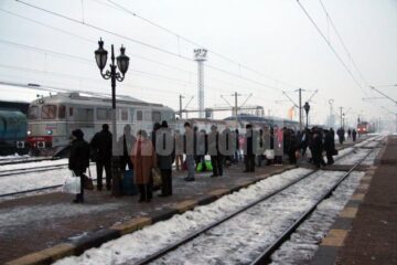 O parte a călătorilor au înghețat pe peron în așteptarea trenului