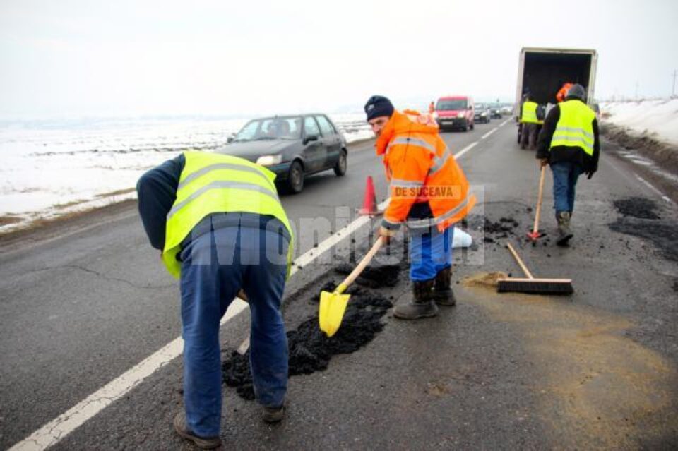 Muncitorii firmei Transporturi Auto Botoșani acoperă gropile cu plombe din material rece