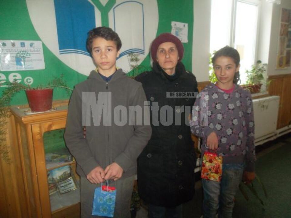 Bibliotecara Daniela Pentiuc, alături de elevii pe care i-a premiat