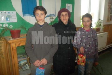 Bibliotecara Daniela Pentiuc, alături de elevii pe care i-a premiat