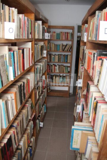 Bibliotecă mutată în vestiarul unei săli de sport de aproape un milion de euro