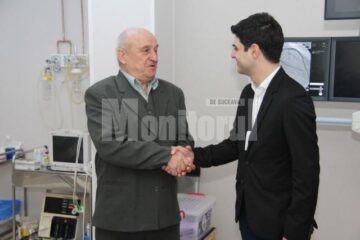 Gheorghe Iacob le mulțumește reprezenzanților clinicii pentru că i-au salvat viața