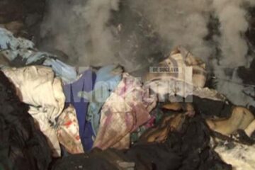 Incendiul a mistuit toate lucrurile dintr-o cameră: haine, rechizitele copiilor, paturi, dulap și parchet