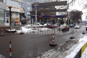 Lateralele străzii Nicolae Bălcescu au fost ocupate ilegal cu stâlpi metalici