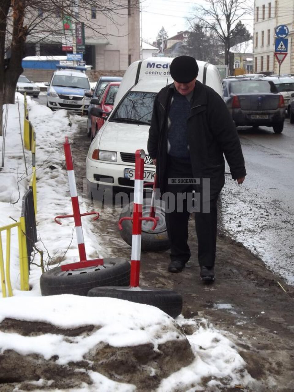 Proprietarul stâlpilor și-a recunoscut greșeala și a ridicat obstacolele de pe stradă