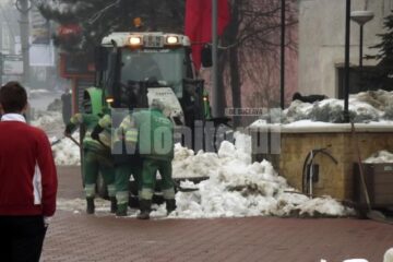 Mormanele de zăpadă de pe străzi și trotuare sunt duse pe terenuri virane