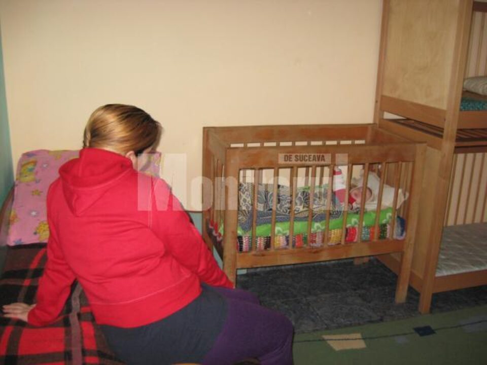 Fără locuință, abandonată de soț împreună cu cea mai mică fetiță, la adăpost în centrul maternal