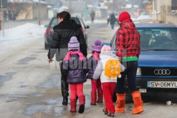 Părinții care au copii în grupa mare de grădiniță vor opta, până la 31 martie, între școală și grădiniță, pentru grupa pregătitoare