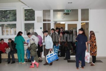 Aglomerație „ca pe bulevard” la Spitalul Județean Suceava, odată cu prelungirea programului de vizite