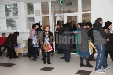 Aglomerație „ca pe bulevard” la Spitalul Județean Suceava, odată cu prelungirea programului de vizite