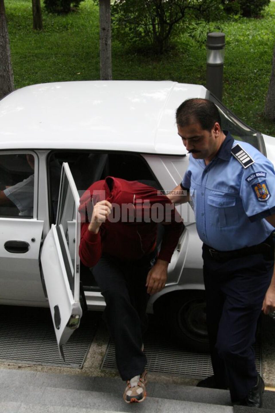 infractor escortat de un polițist