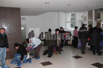 Aglomerație „ca pe bulevard” la Spitalul Județean Suceava, odată cu prelungirea programului de vizite
