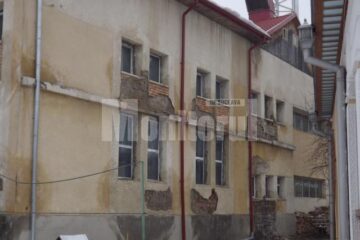 Pereții bazinului de înot a Școlii Generale Nr. 3, măcinați de umezeală