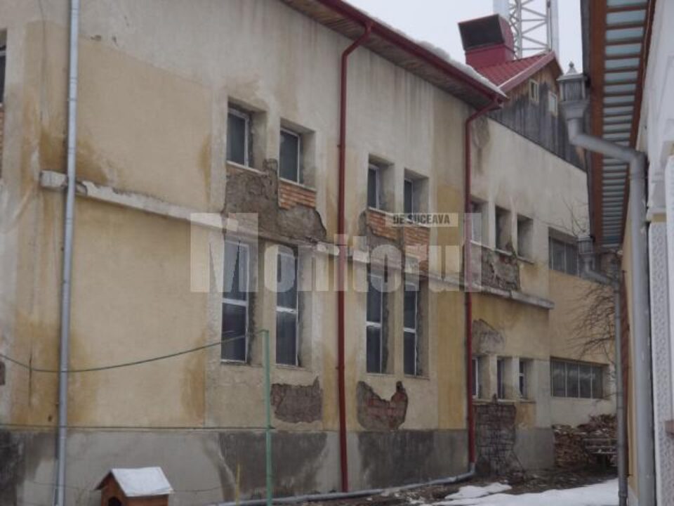 Pereții bazinului de înot a Școlii Generale Nr. 3, măcinați de umezeală