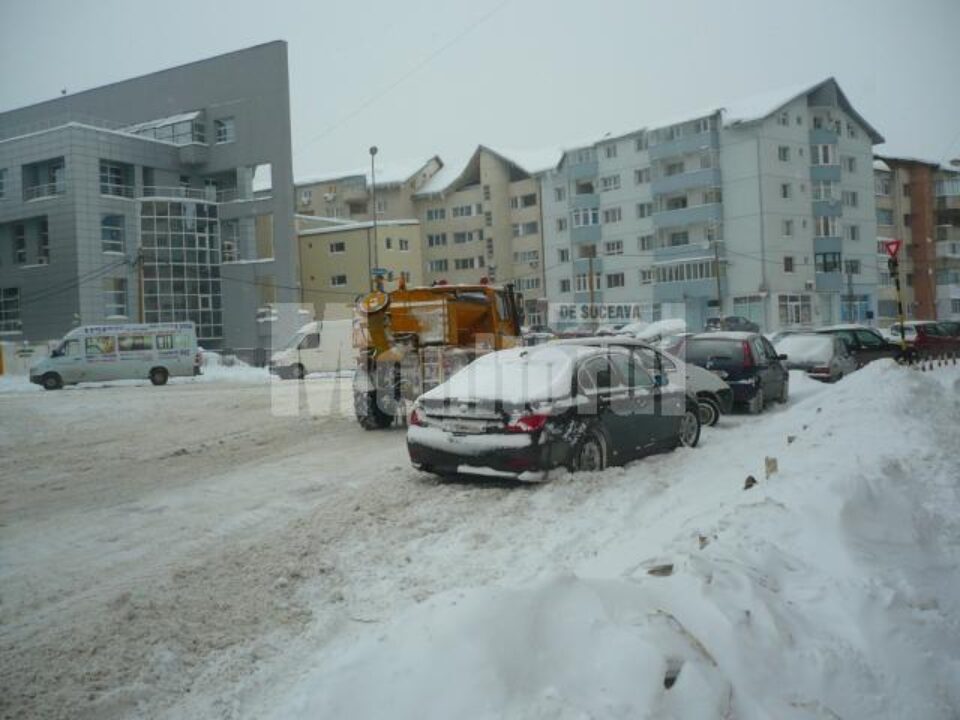 Deszăpezirea, îngreunată de mașinile parcate pe prima bandă