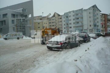 Deszăpezirea, îngreunată de mașinile parcate pe prima bandă