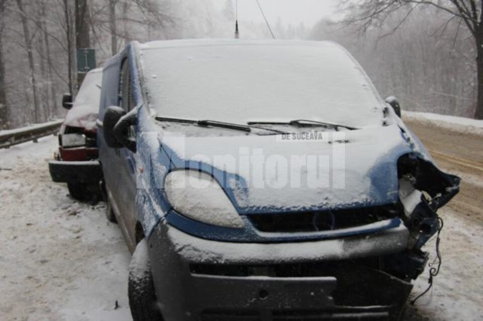 Autoutilitara s-a răsucit după primul impact și a lovit microbuzul VW cu partea din spate Autoutilitara s-a răsucit după primul impact și a lovit microbuzul VW cu partea din spate