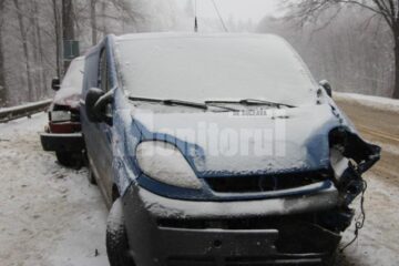 Autoutilitara s-a răsucit după primul impact și a lovit microbuzul VW cu partea din spate