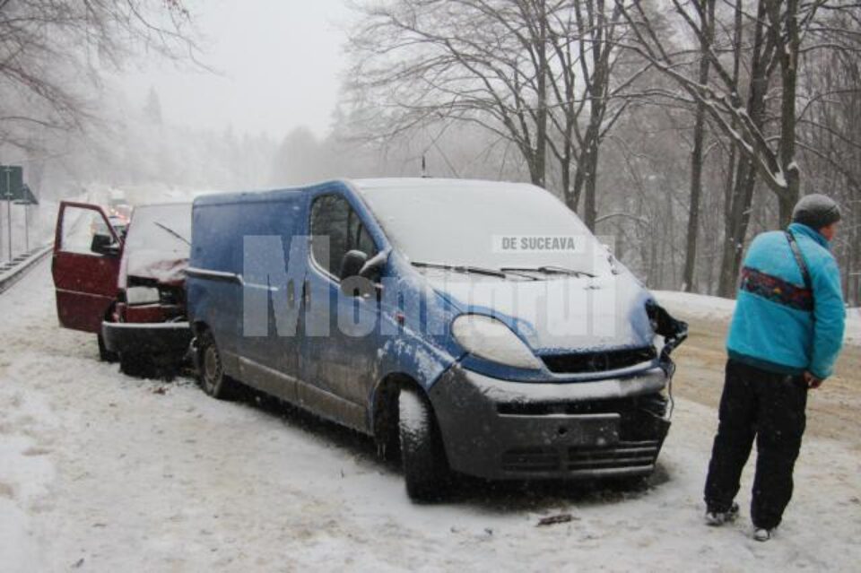 Autoutilitara s-a răsucit după primul impact și a lovit microbuzul VW cu partea din spate