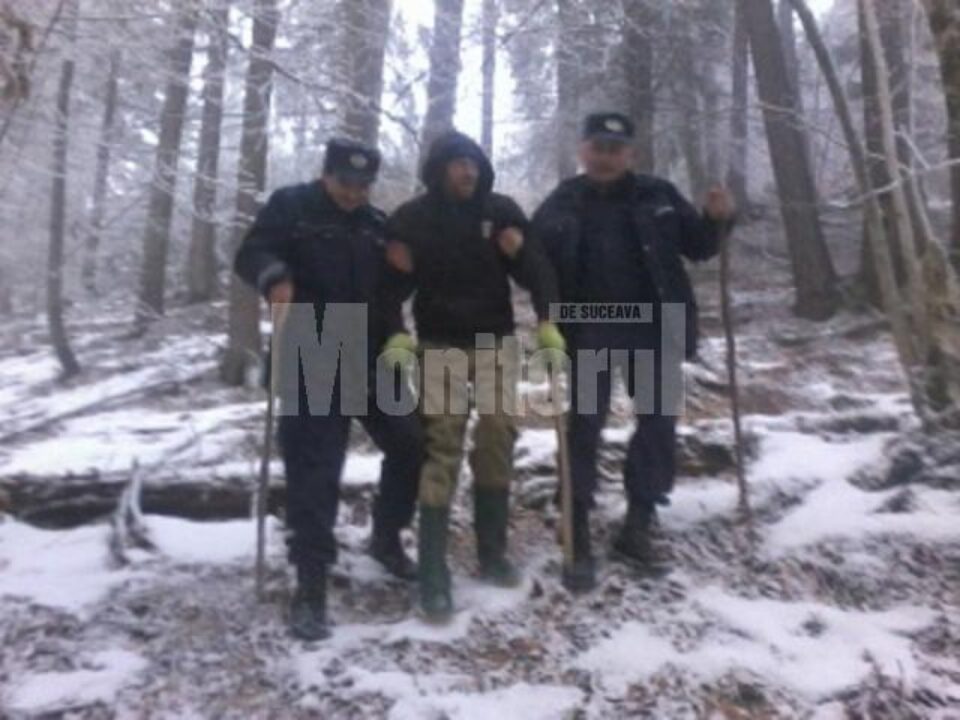 Bărbatul a fost ajutat de jandarmi să se deplaseze până la un drum forestier, după care a fost transportat Spitalul Vicovu de Sus Bărbatul a fost ajutat de jandarmi să se deplaseze până la un drum forestier, după care a fost transportat Spitalul Vicovu de Sus