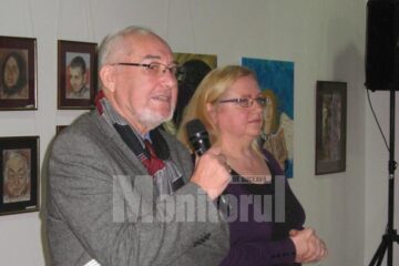 Criticul de artă Valentin Ciucă, alături de Lucia Pușcașu
