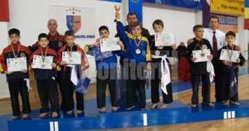 Băieții de la „Kim Long Dao” Fălticeni, locul III la Campionatul Național, împreună cu instructorul Maxim