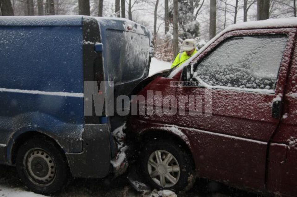În urma impactului au fost rănite doua persoane din mașina care se deplasa regulamentar