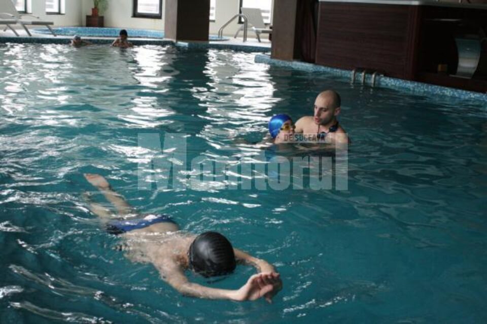 Cursurile de înot au loc cu grupe restrânse