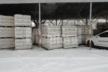Peste 160 de tone de ciment trimise ca ajutoare în județul Suceava în 2008, zac abandonate în parcarea Serviciului Teritorial al Poliției de Frontieră din Rădăuți