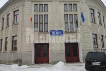 Cei doi copii sunt elevi la Școala Gimnazială „Regina Elisabeta” Rădăuți