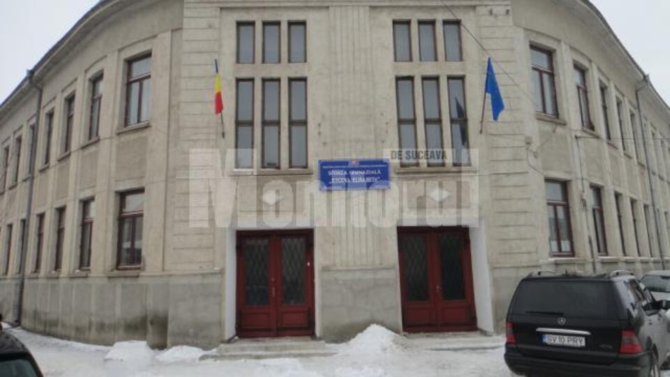 Cei doi copii sunt elevi la Școala Gimnazială „Regina Elisabeta” Rădăuți