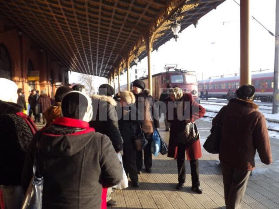Aproximativ 30 de oameni s-au adunat ieri în fața birourilor din Gara Burdujeni pentru a cere explicații despre situația nou creată Aproximativ 30 de oameni s-au adunat ieri în fața birourilor din Gara Burdujeni pentru a cere explicații despre situația nou creată