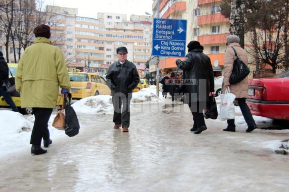 Trotuarele municipiului s-au transformat în adevărate patinoare