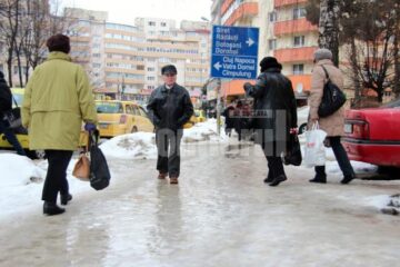 Trotuarele municipiului s-au transformat în adevărate patinoare