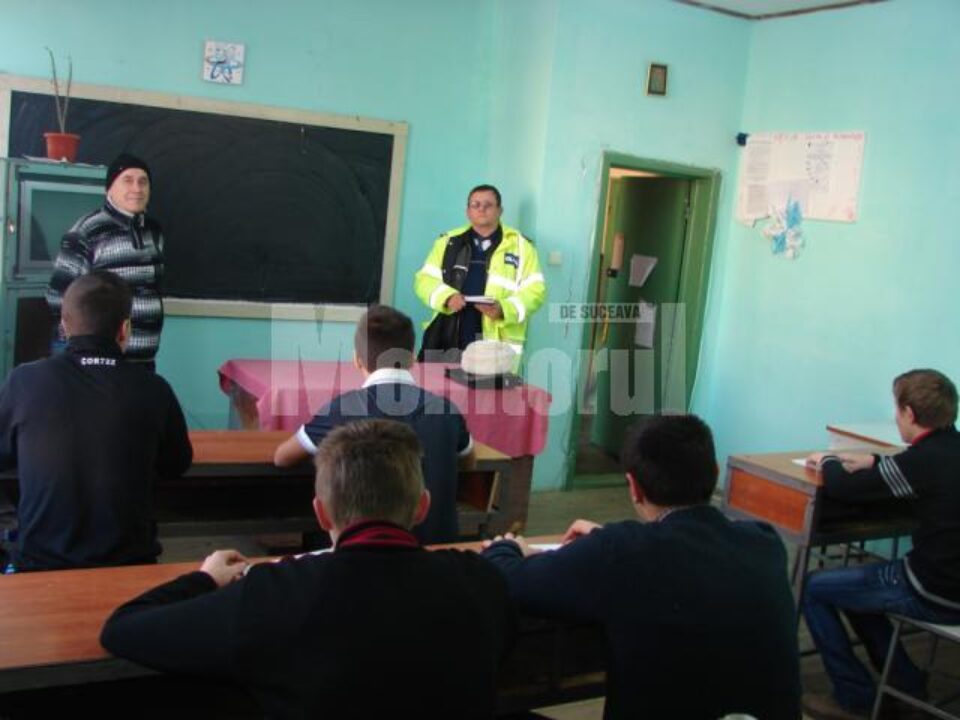 Discuțiile purtate între polițiști și elevi au pus un accent special și pe noutățile în privința circulației mopedelor