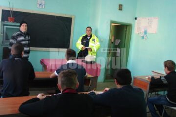 Discuțiile purtate între polițiști și elevi au pus un accent special și pe noutățile în privința circulației mopedelor