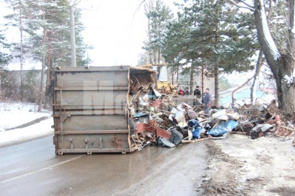 camion răsturnat